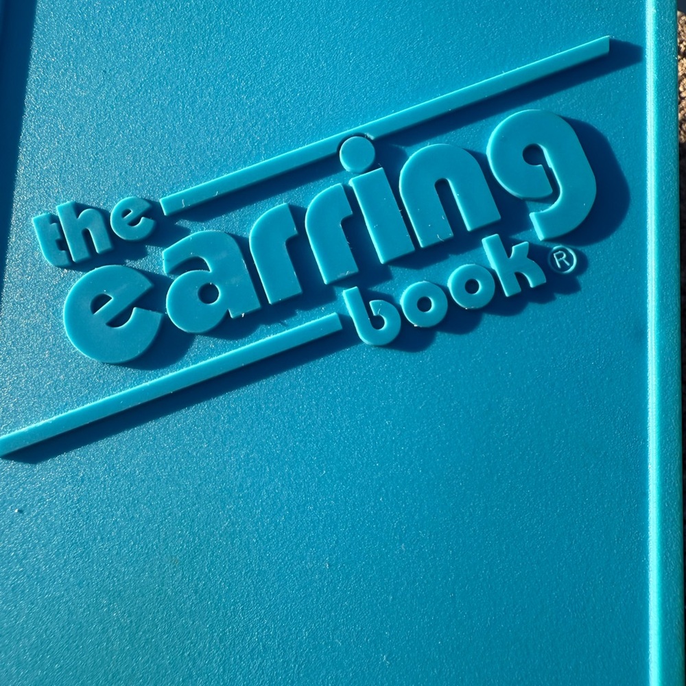 Vintage 80s/90s "The Earring Book" Plastic Organizer - Picture 2 of 9